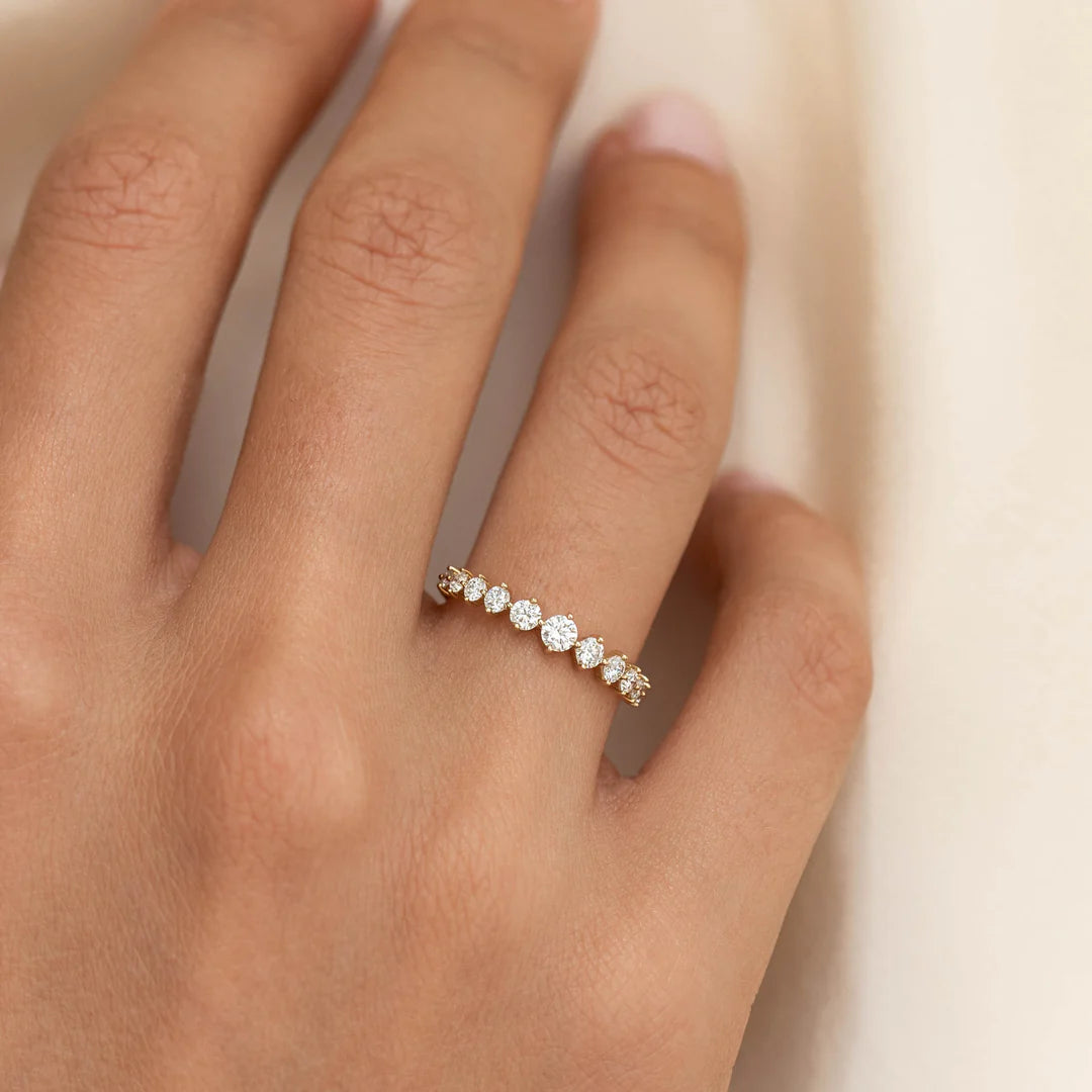 Meera - Graduated Moissanite Ring