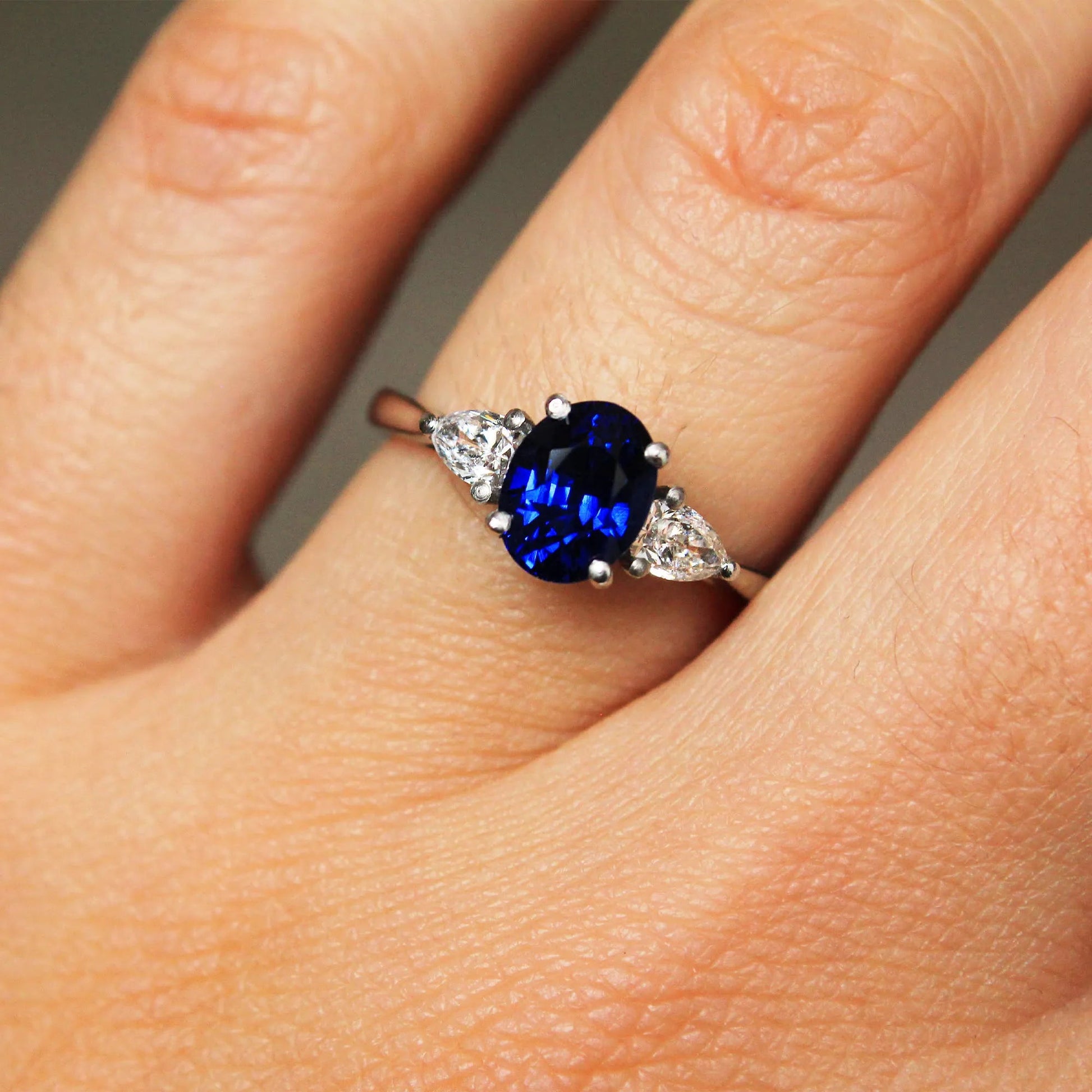 The Elvani - Oval Blue Sapphire - CEYLON BRILLIANCE CO.