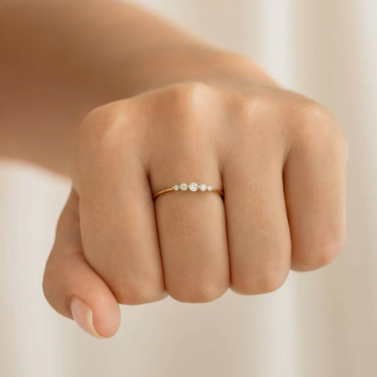 Nia - Graduated Moissanite Ring - CEYLON BRILLIANCE CO.